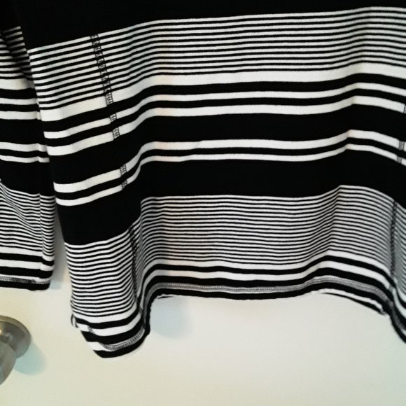 Talbots Sporty Black & White Top Sz. Sp - Picture 7 of 8